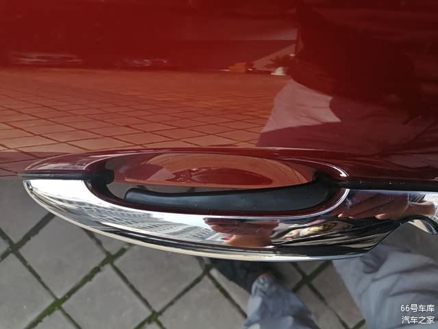 依旧铮亮的镀铬门把