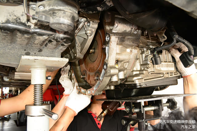 变速箱正准备抬下