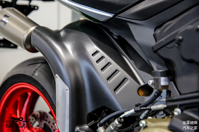 由一整块碳纤维制成的排气隔热罩