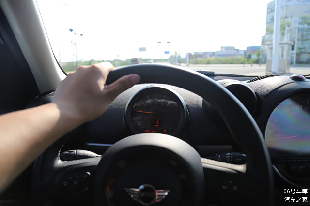 转速表上有速度显示，不会因为时速表在中间而不方便