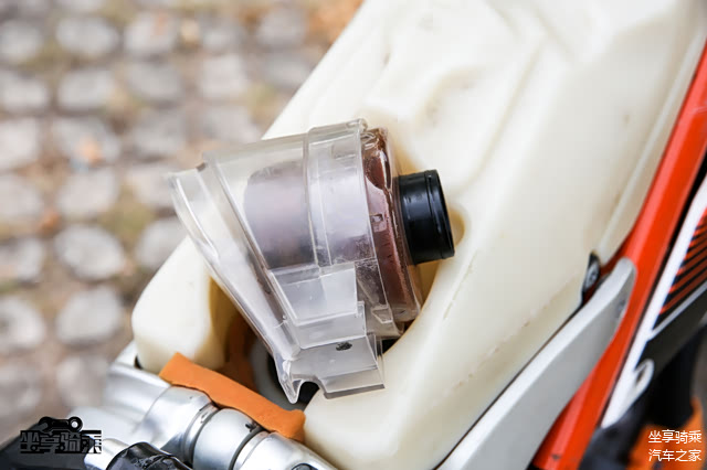 油箱后方透明空滤盒内的海绵空滤