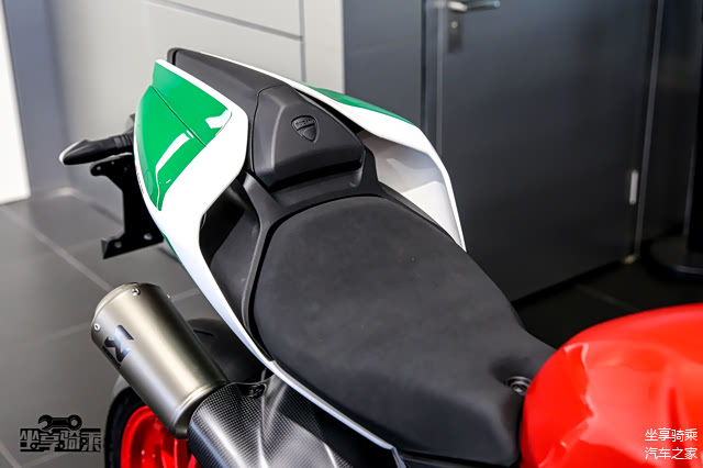 1299 R FE采用单座设计，座高为830mm，座垫采用Alcantara材质