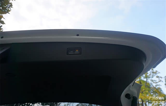 后备箱也是支持电动调节的，轻松方便。