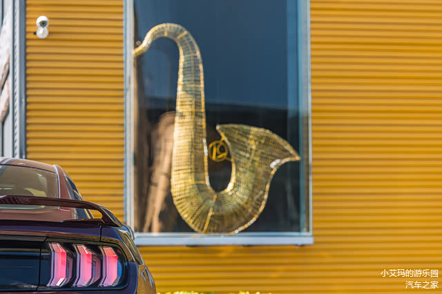 张连昌萨克斯风博物馆外有个巨大的金色萨克斯