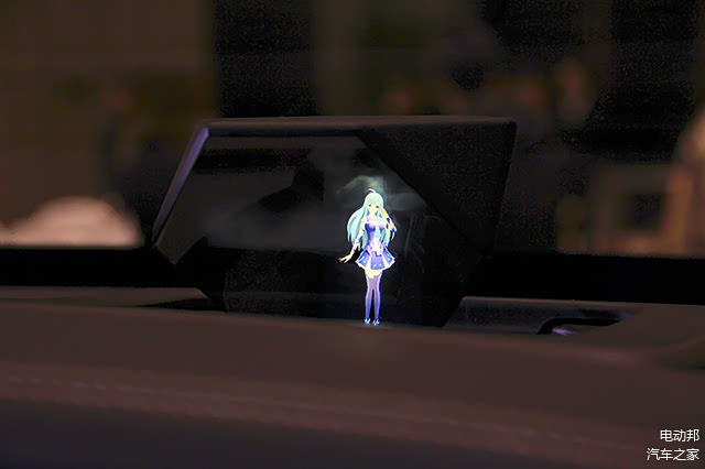 充满了二次元画风的奔腾T77车机系统