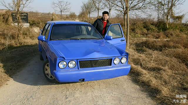 笑眯眯的开门上车试驾。