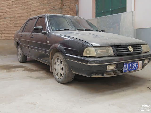 这就是那个曾经早先占领中国市场的神车桑塔纳2000，曾几何时依稀的还记的老爸载着我在县城的街道穿梭。