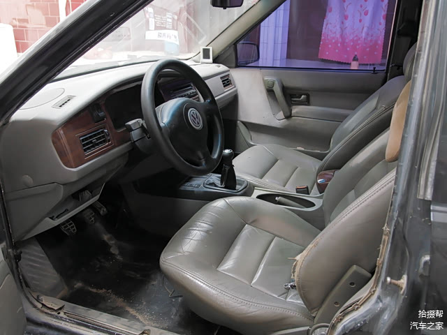 内饰有点破烂不堪，靠背左侧包围的皮革都烂掉了。