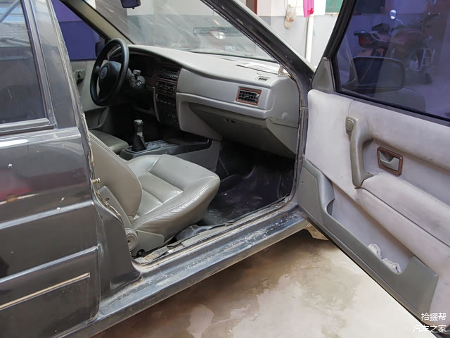 空调出风口铺满了灰尘。