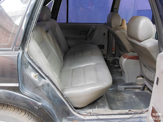 后排座椅的填充物，海绵有些硬。
