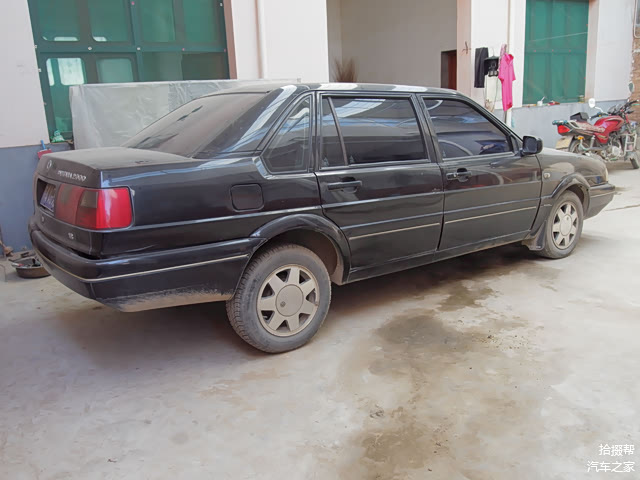 车身侧面全景，不过经过我们改装屠刀挥舞之后，他会变帅的。