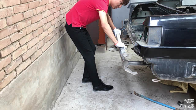 书生小哥很是不情愿，但是我有长鞭，他不干活都不行，我会抽他。