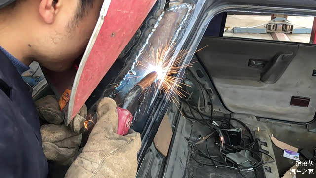 用焊枪给铁皮缝，做缝合。