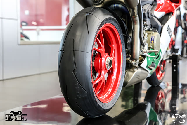 后轮胎规格为200/55 ZR17