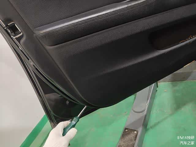 门板两颗螺丝拆完后，就只剩卡子了。直接翘，注意从图中位置开始，从下往上，门板一圈都是卡子。