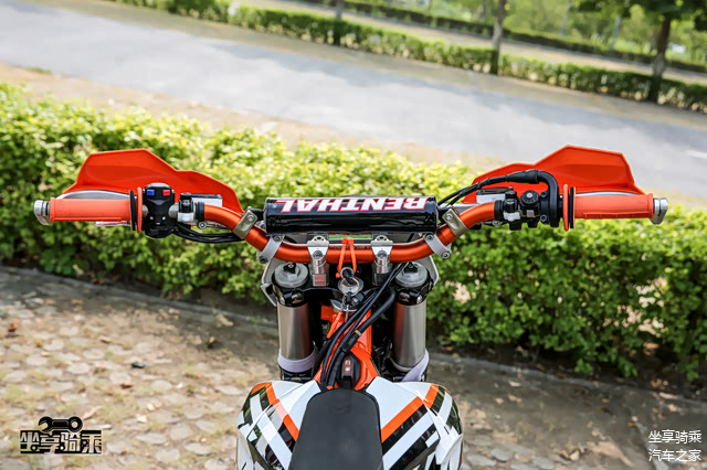 车把角度升高便于站立骑行，但增加的横拉杆及保护泡沫遮挡了仪表视线