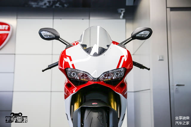 头灯采用全LED光源，转向灯集成于后视镜背面，个人感觉1299车头的设计语言比新款V4更加耐人寻味