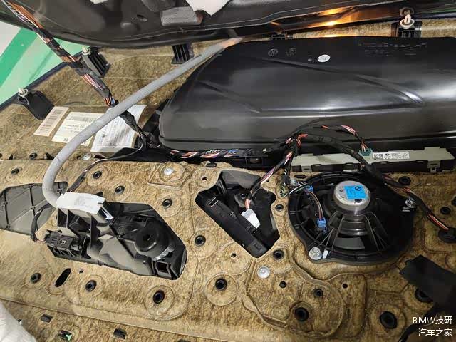 拔掉全部插头，注意喇叭两个插头。线颜色不一样，装的时候不要插反了