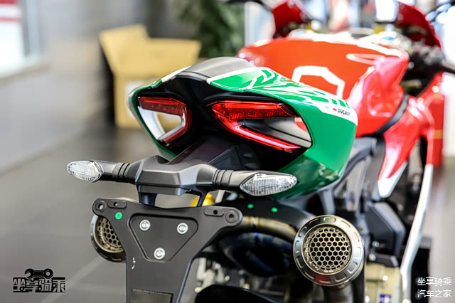 尾灯同样采用全LED光源，采用杜卡迪标志性的车尾镂空设计