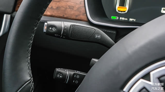 不看方向盘LOGO，分得出它跟奔驰的区别吗