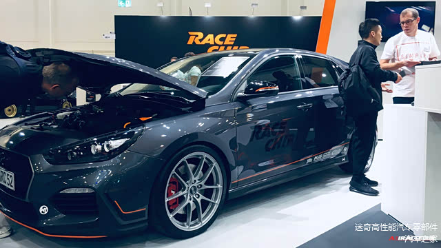 全球外挂电脑No.1品牌RaceChip
展台上2台展示车分别为现代i30与奔驰大G