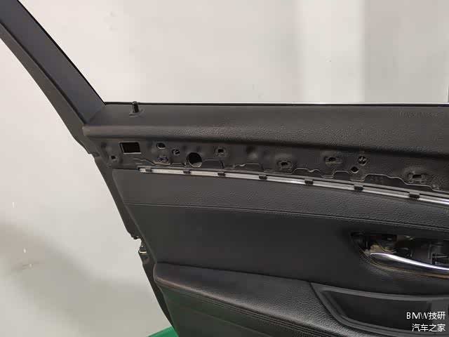 从上往下装，位置对好后。拍紧一圈卡子，装上螺丝