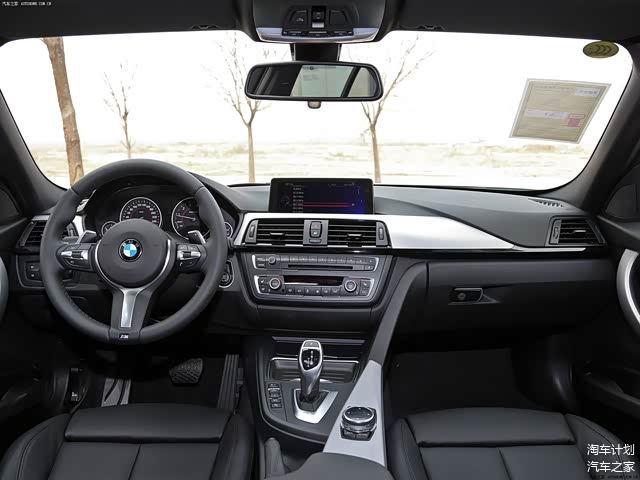 高配内饰与著名的M运动版“丁字裤”方向盘