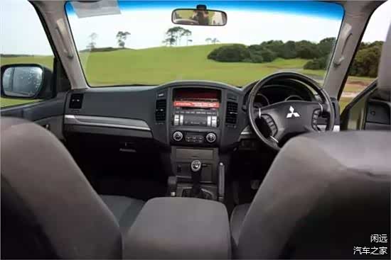 内饰织物座椅，手挡，没有液晶屏。