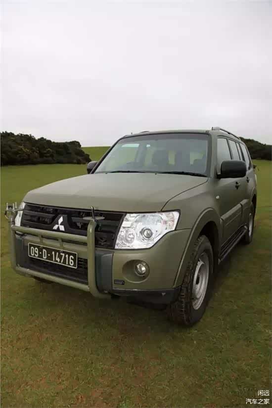 这款帕杰罗v93整车军绿色，使用了钢轮毂，不像常见民用版使用铝合金轮毂。

这种轮毂的劣势是重量大，