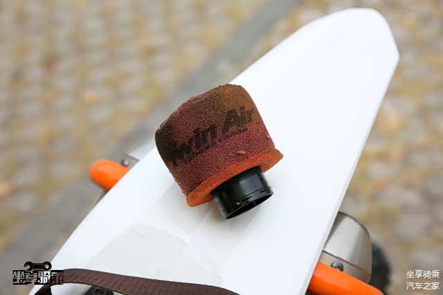 海绵空滤需使用专用空滤清洁剂进行清洁，然后喷涂空滤油，此次整备检查空滤状态良好，暂且不进行清洁