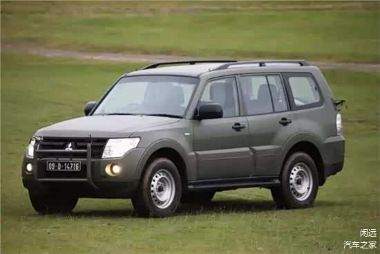 整体外观看，节省的不能再节省了，除了车标整个车身没有任何镀络装饰件，对于军车来说，任何装饰都是多余的