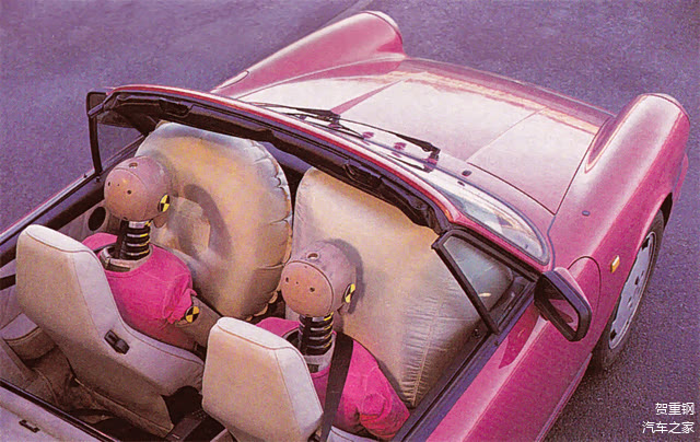 在车辆前部未发生碰撞时已经完全打开的气囊仅用于演示