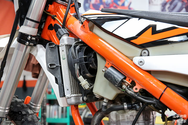 拆除车架左侧边板，露出冷却水箱注水口