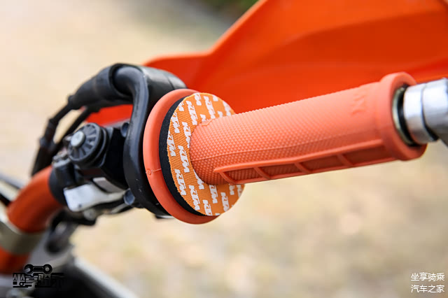 油门左侧的保护垫俗称“甜甜圈”，可减轻拧油门时拇指关节及虎口处的摩擦，避免形成水泡破皮等情况