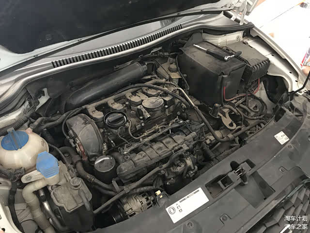 ▲拆掉发动机盖板 拔掉油气分离器的管子