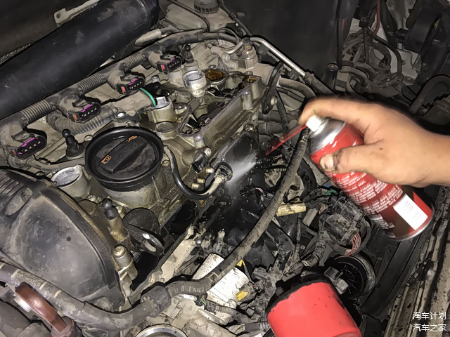 ▲先洗进气道 大量清洗剂浸泡+刷洗