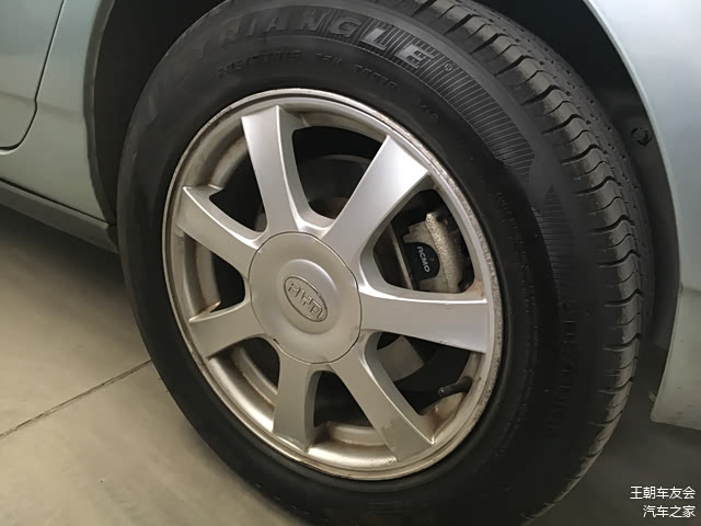 清晰地看见刹车盘