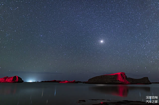 这是一处靠近营地的雅丹星空，土丘因为远处灯光的影响，呈现出红色，与星空完美搭配