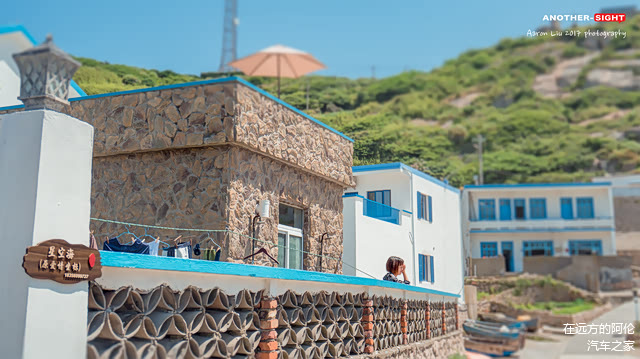 掌柜不忙的时候也会趴在这儿对着大海发呆