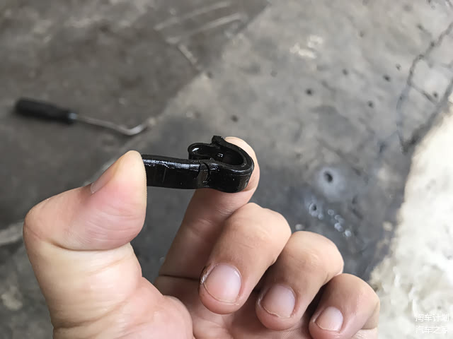 拿在手上一捏就开裂了