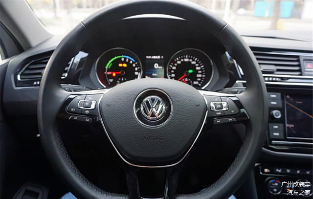 配备自适应巡航系统，虽然用的极少，但大众对于科技配置，向来不吝啬。方向盘加热、换挡拨片也很实用。