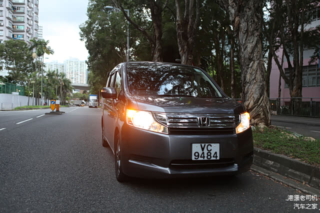 一体式银色格栅继承了家族基因，大灯的形状显得炯炯有神，后视镜集成转向灯