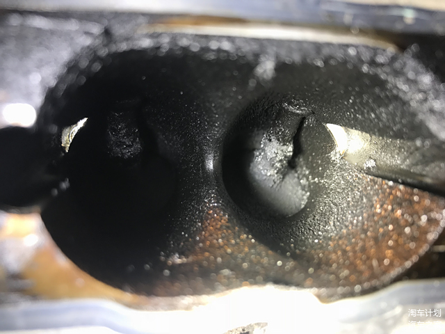 ▲全是油泥+积碳 气门杆上积碳已经堆起来了