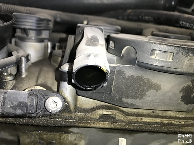 ▲PCV阀通往进气歧管的出口已经滴出机油了