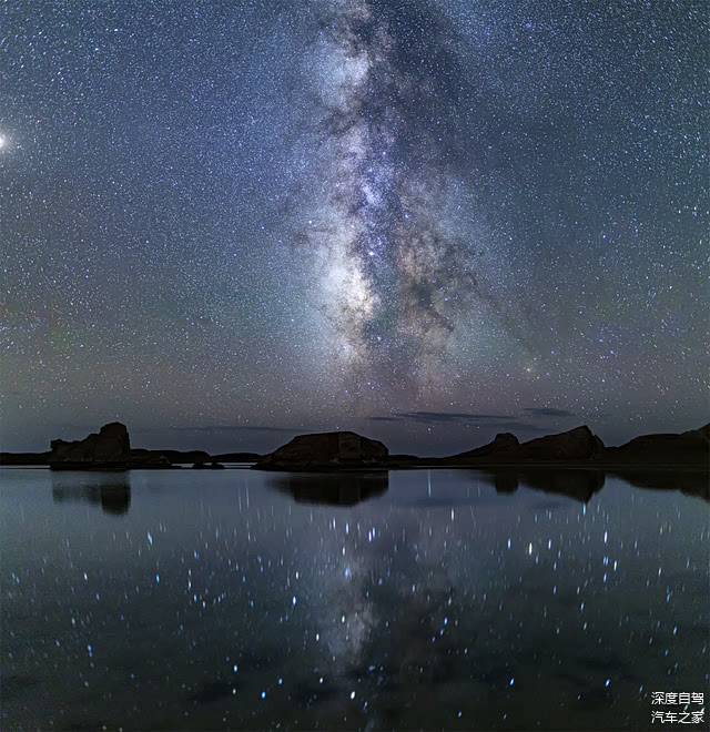 晚上十一点，月亮已经下山，星空成为唯一主角，为了将倒影和银河同时记录，两组照片上下拼接，