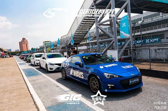 车子排队上赛道