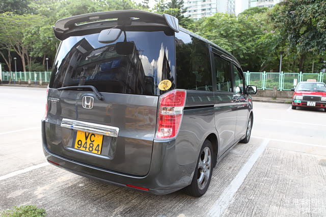 半透明的尾灯也很年轻时尚