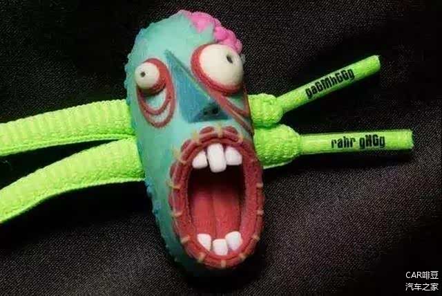 限量80双的慈善版原厂配备绿鞋带，并加入了电影中搞怪人偶。