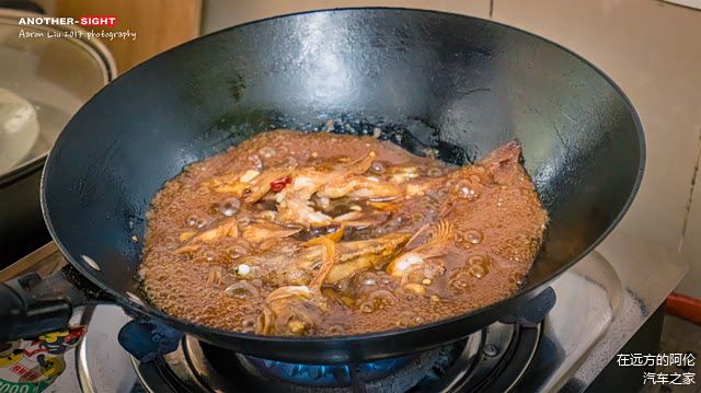 锅里烧的鱼叫做【虎头鱼】，是大爷自己捕上来的，同时这种鱼也是这边最多的浅海鱼，此鱼，我觉得极傻。