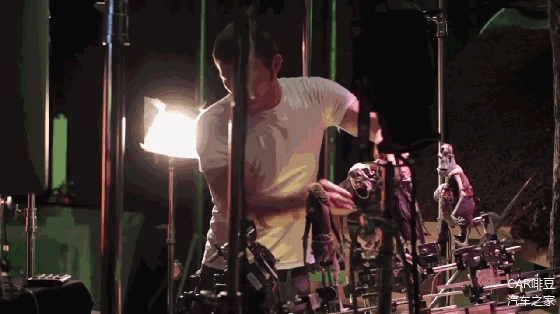 与我们通常说的动画不同，定格动画是采用真实的模型一帧一帧的进行拍摄。